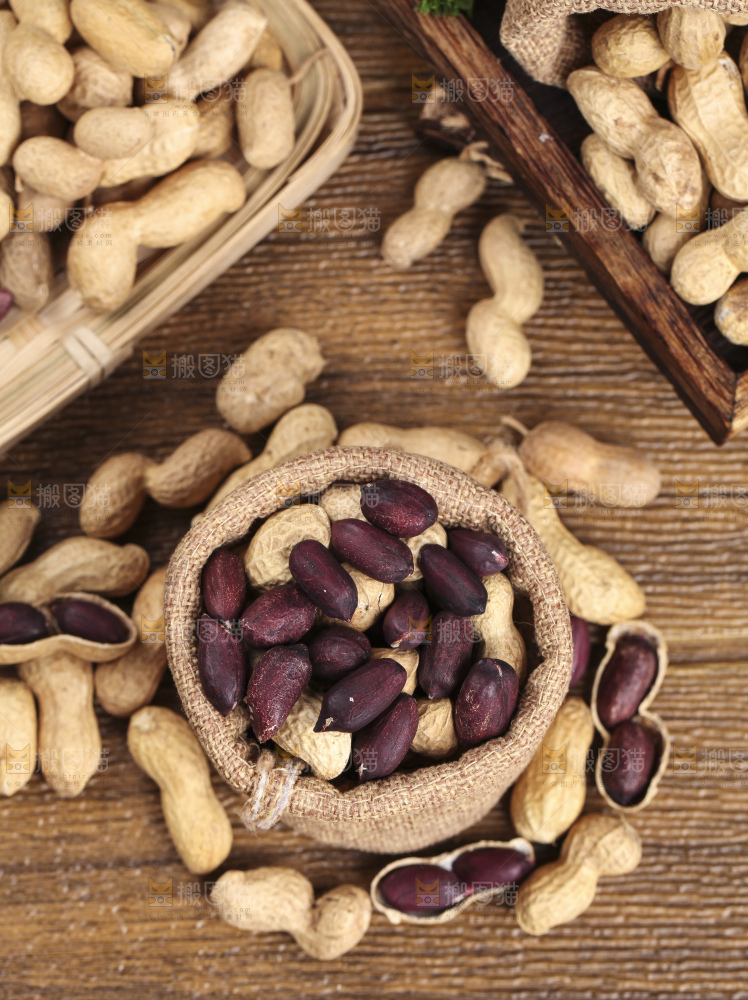 木板上的紫皮花生