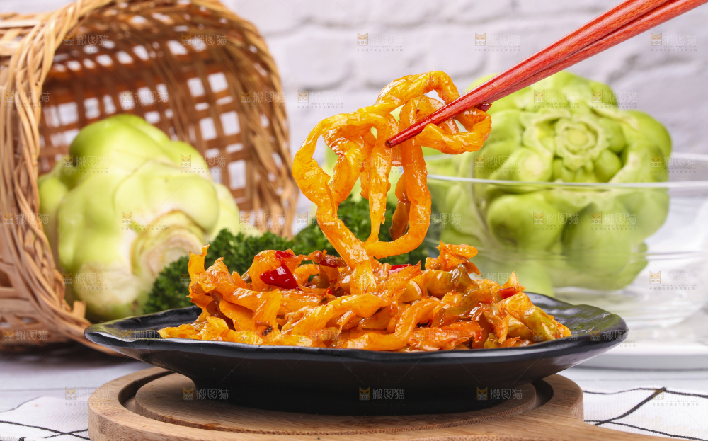 筷子上夹着腌制榨菜