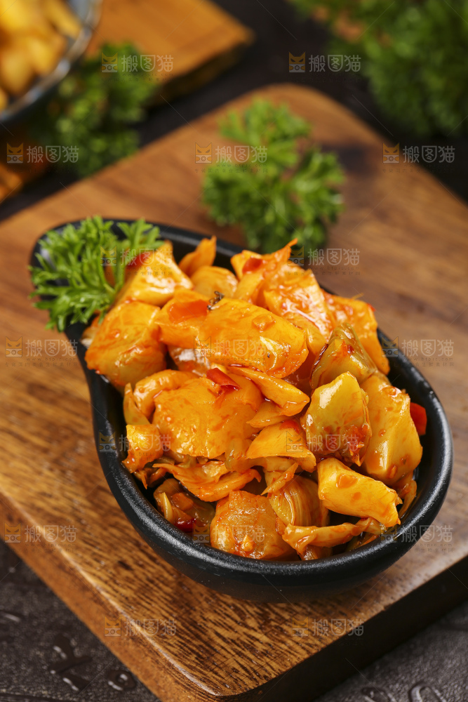 木板上放着一盘涪陵榨菜