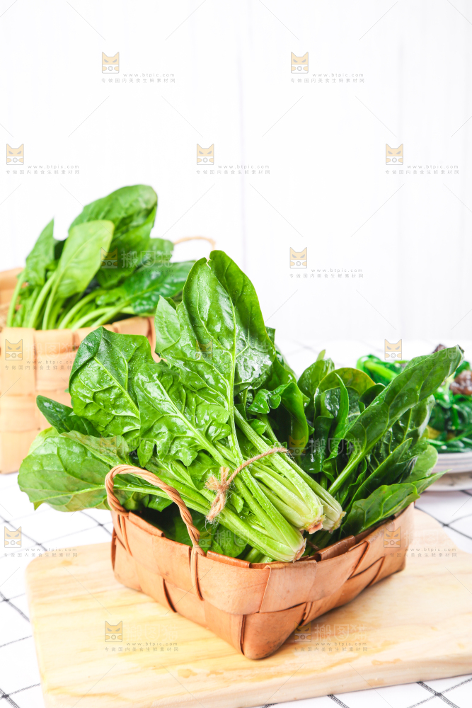 白格子底上的嫩菠菜