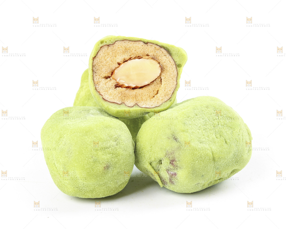 切开的抹茶味奶枣放在白底上
