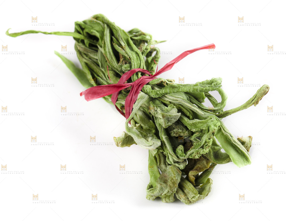 白底上放着干苔菜