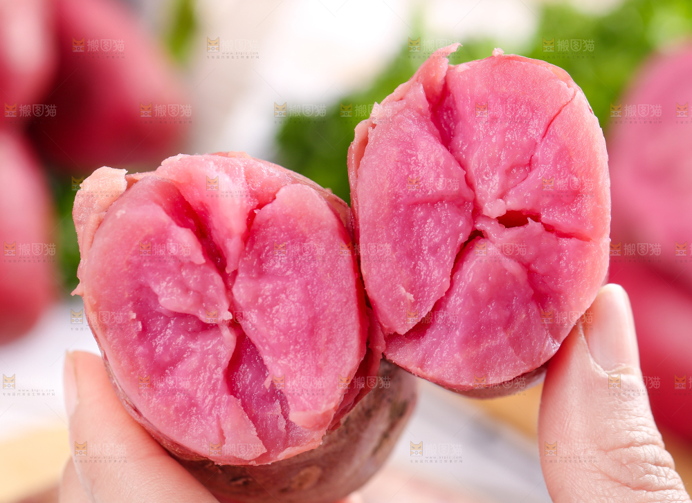 手里拿着云南红土豆