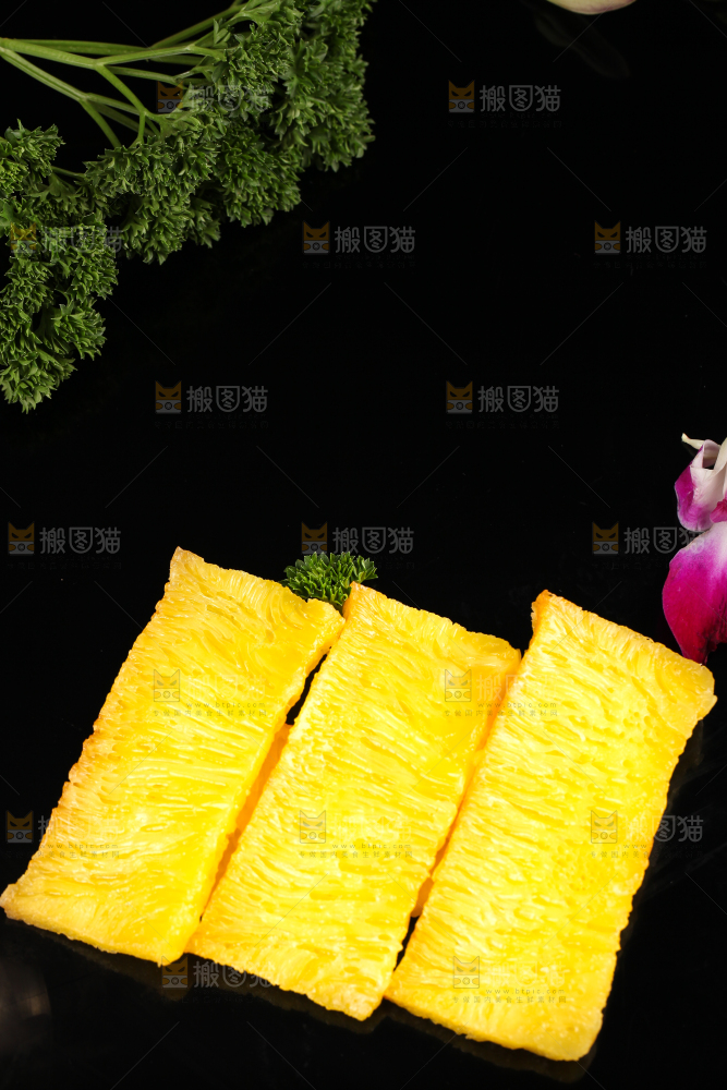 黑底上放着椰汁黄金糕