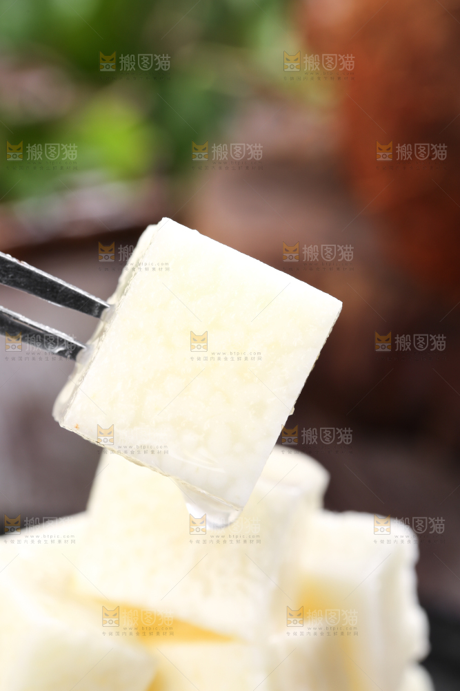 黑石板上放着云南糯米山药