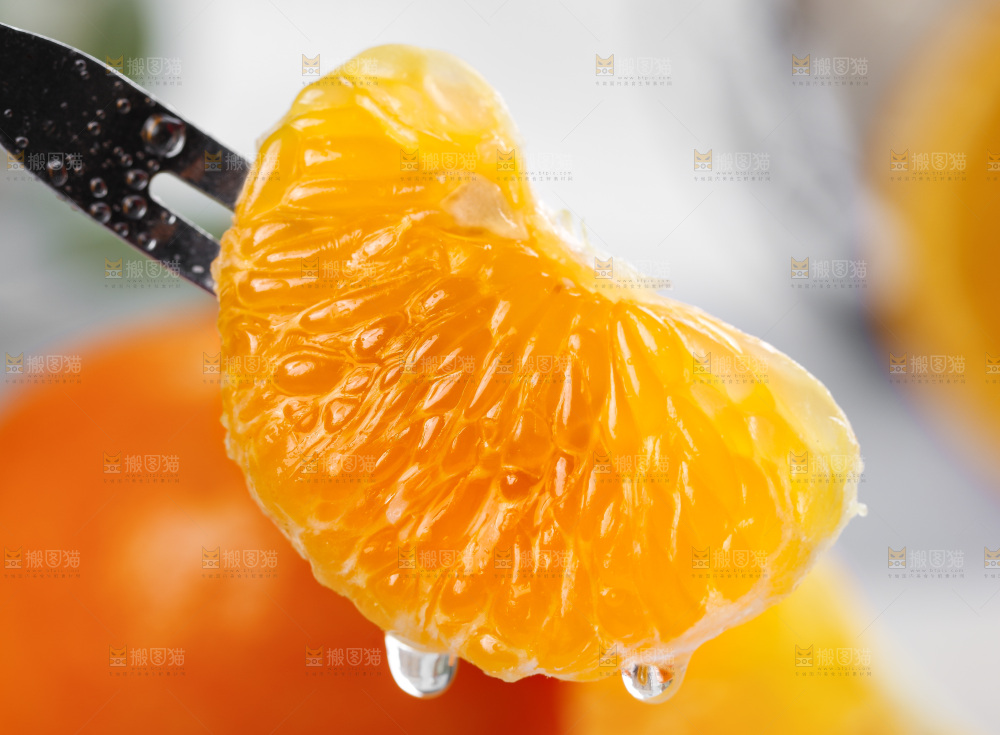 叉子叉着皇帝柑果肉