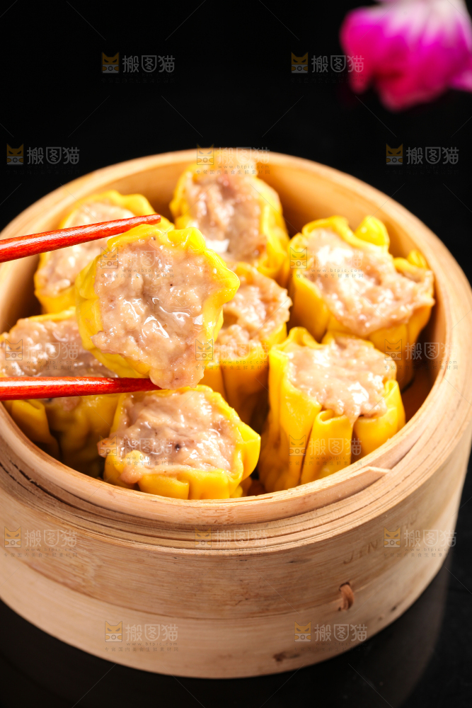 蒸笼里的糯米猪肉烧麦