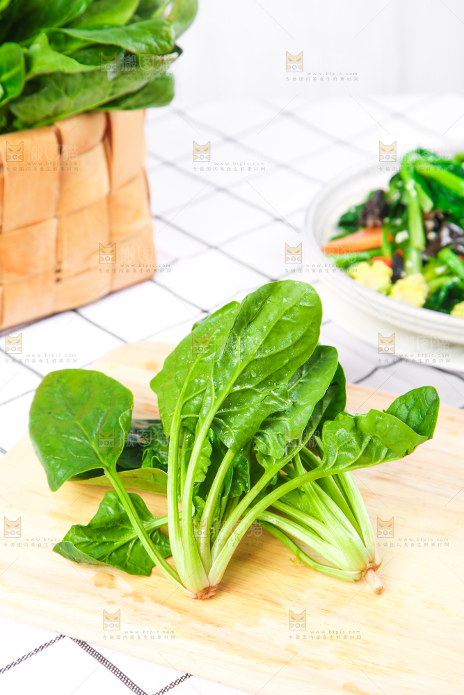 白格子底上的嫩菠菜