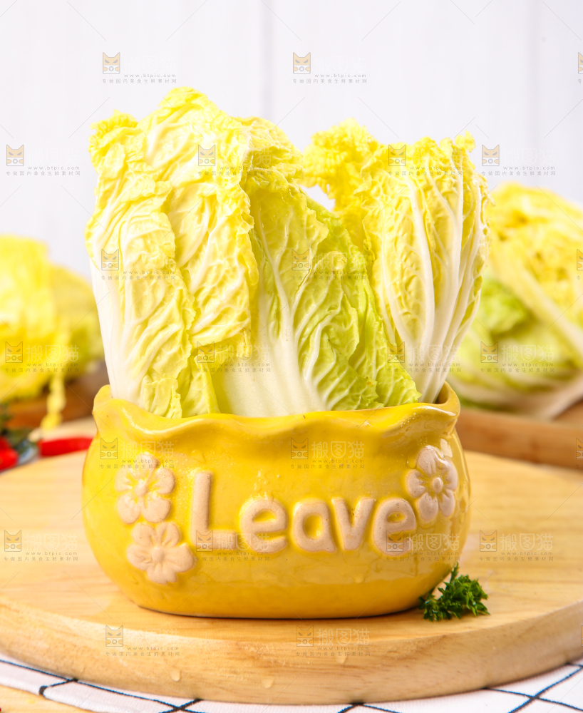木板上放着高山娃娃菜