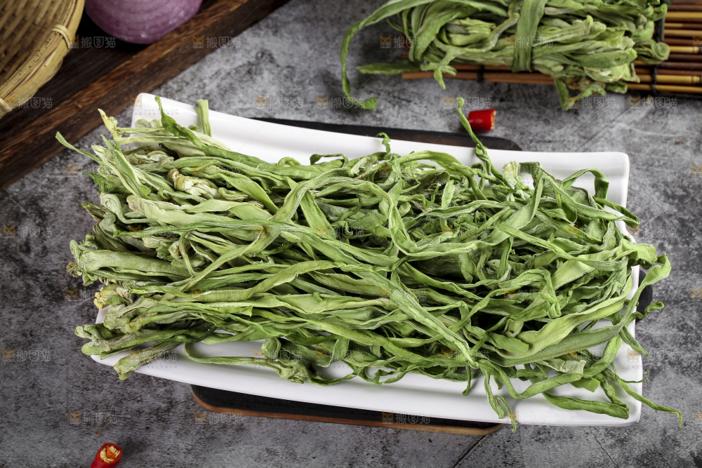 深底上放着干苔菜