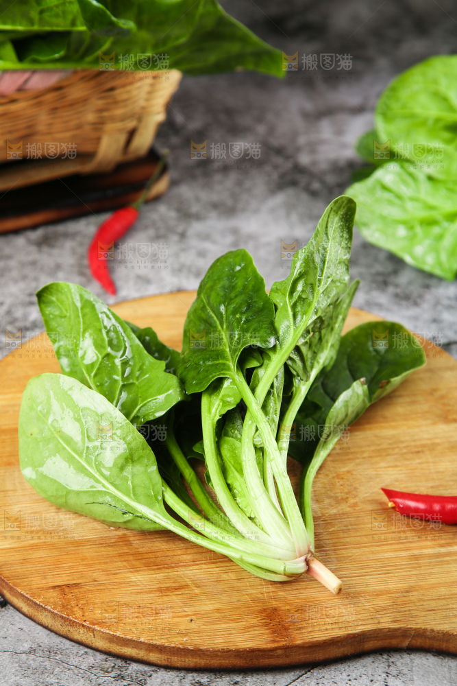 木板上放着绿色菠菜