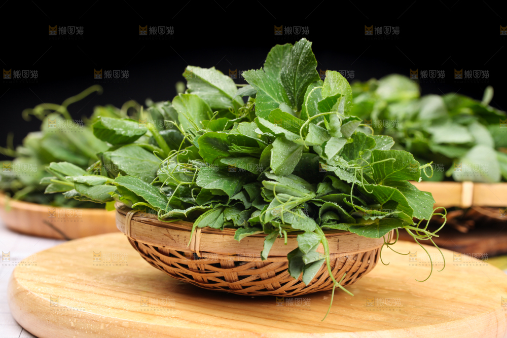 木板上放着农家豌豆尖