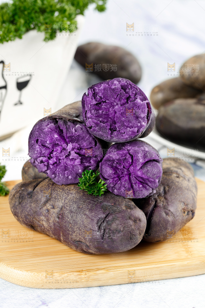 木板上的黑皮紫心土豆