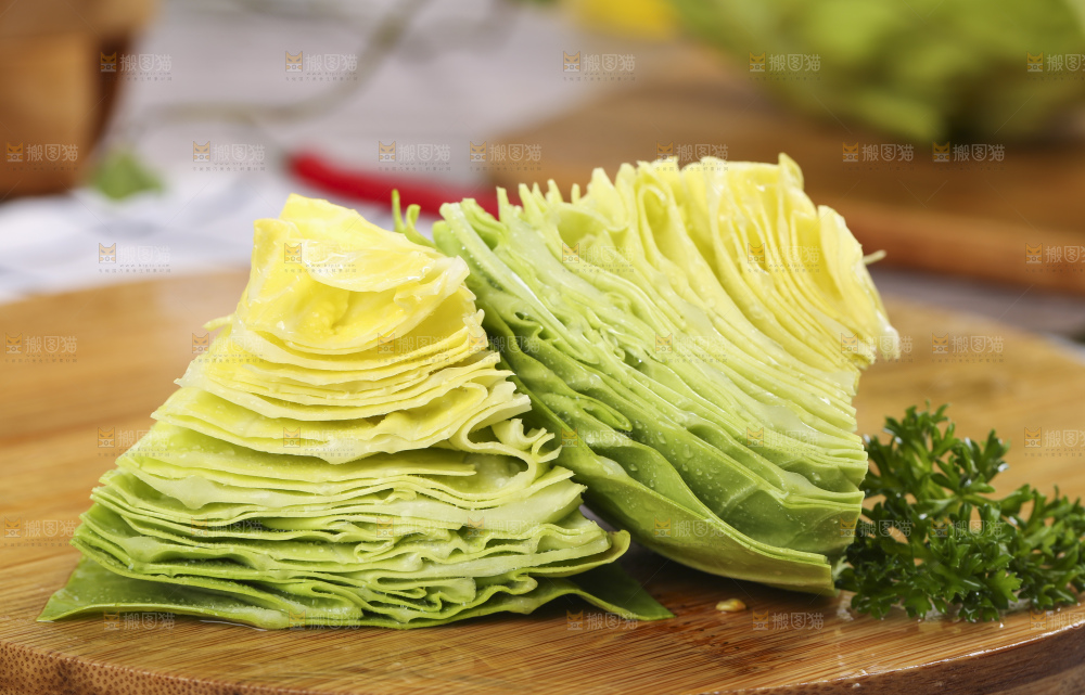 木板上放着绿甘蓝