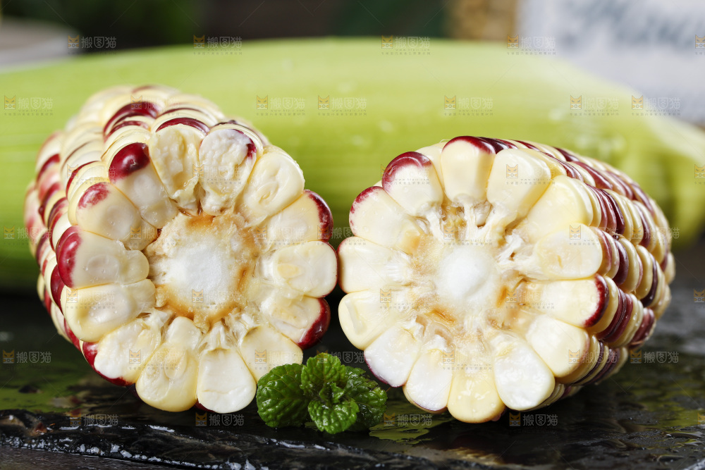 石板上放着切开的花糯玉米