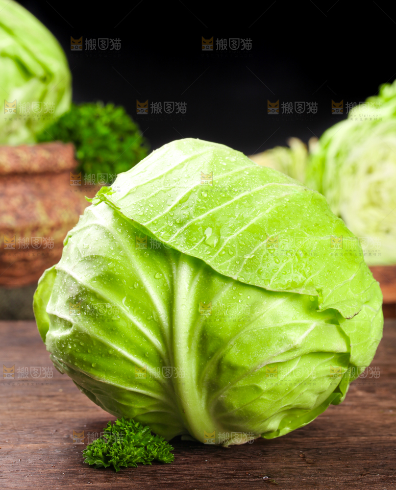 黑底上放着绿甘蓝