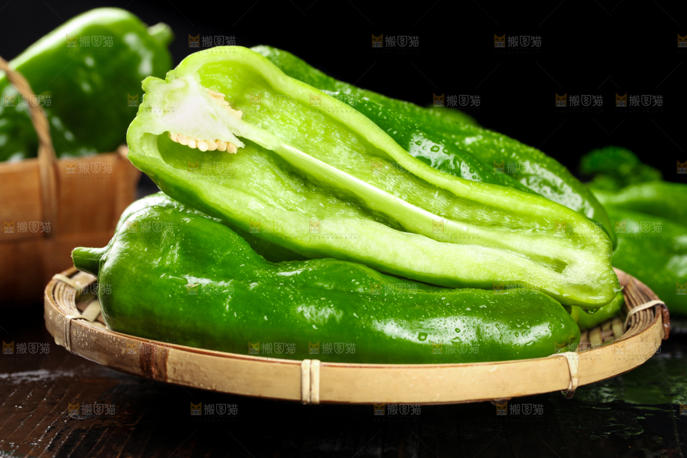 盘子里的薄皮青椒