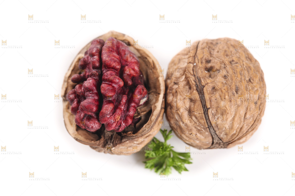 白底上摆放着薄皮红肉核桃