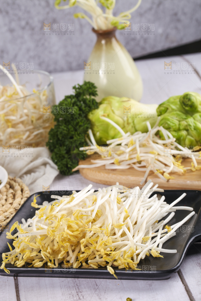 盘子里装着绿豆芽