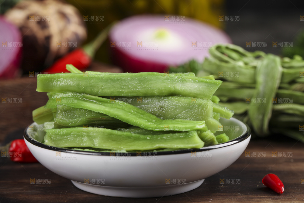 盘子里放着无叶贡菜