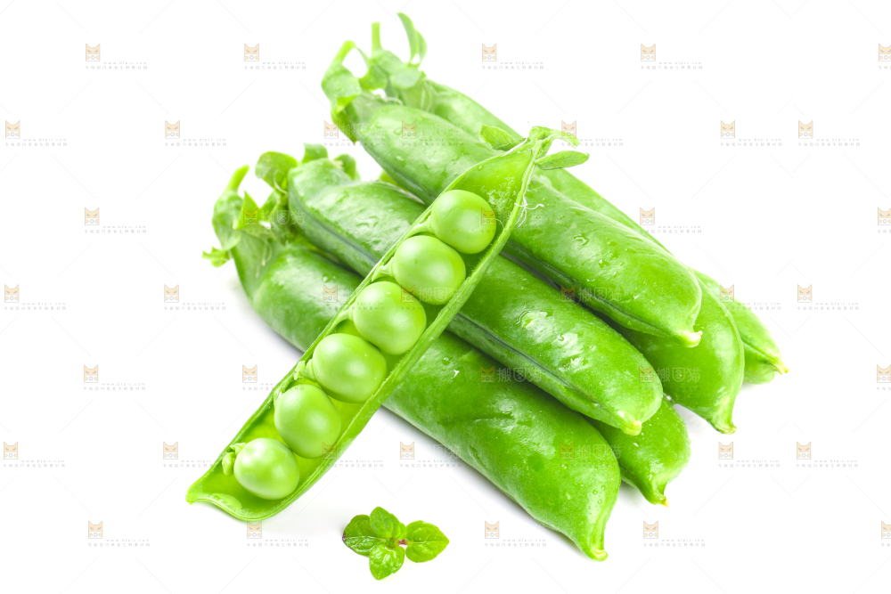 剥开的新鲜豌豆放在白底上