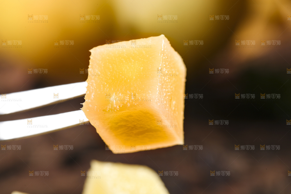 叉子上叉着玉芒果肉