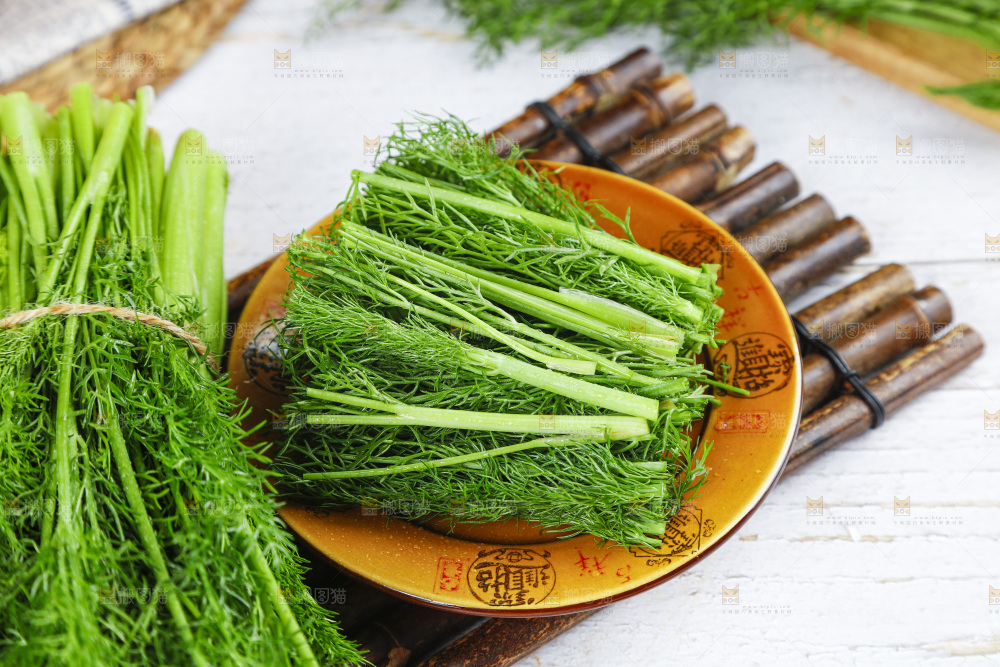盘子里装着农家茴香菜