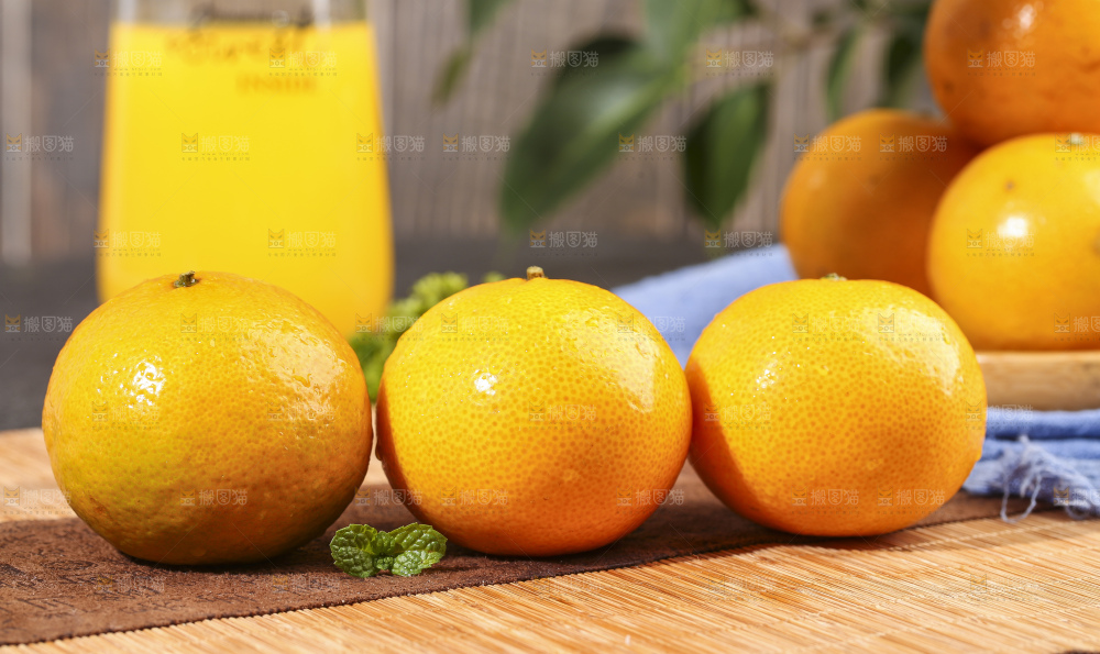 木底上的新鲜皇帝柑