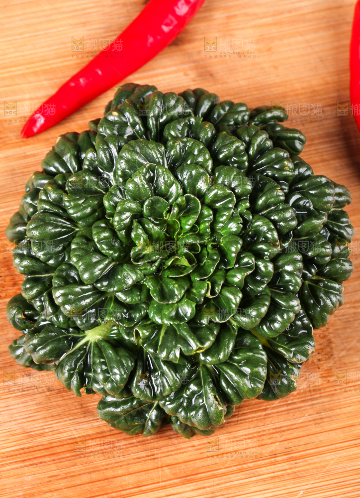 木板上放着菊花菜