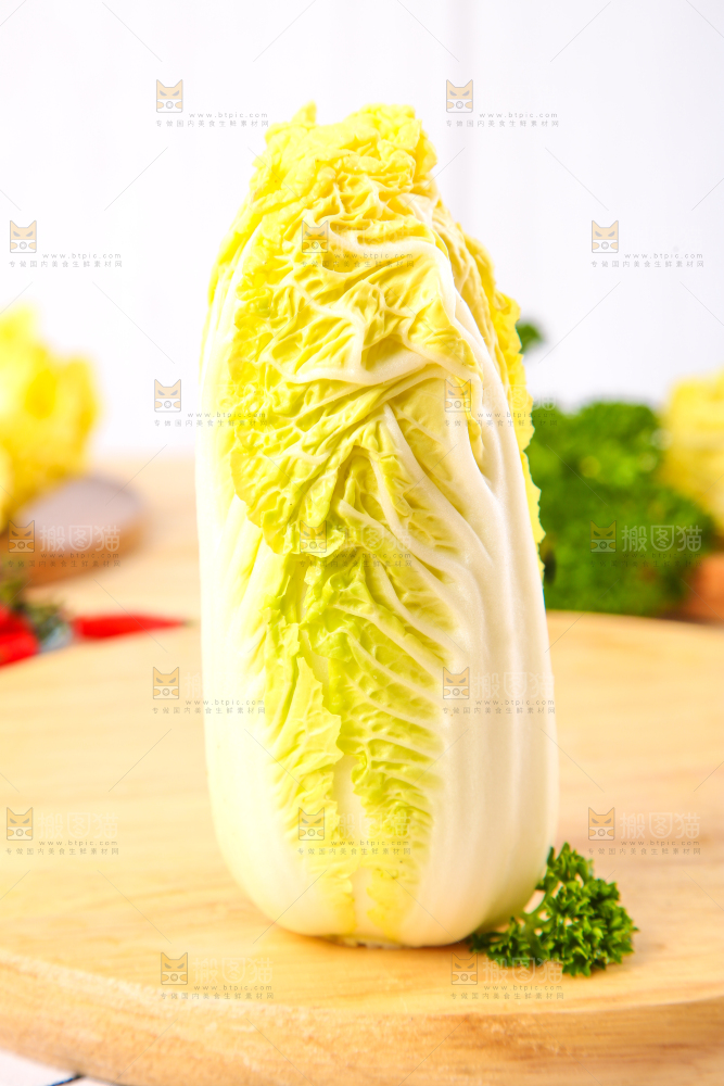 木板上放着高山娃娃菜