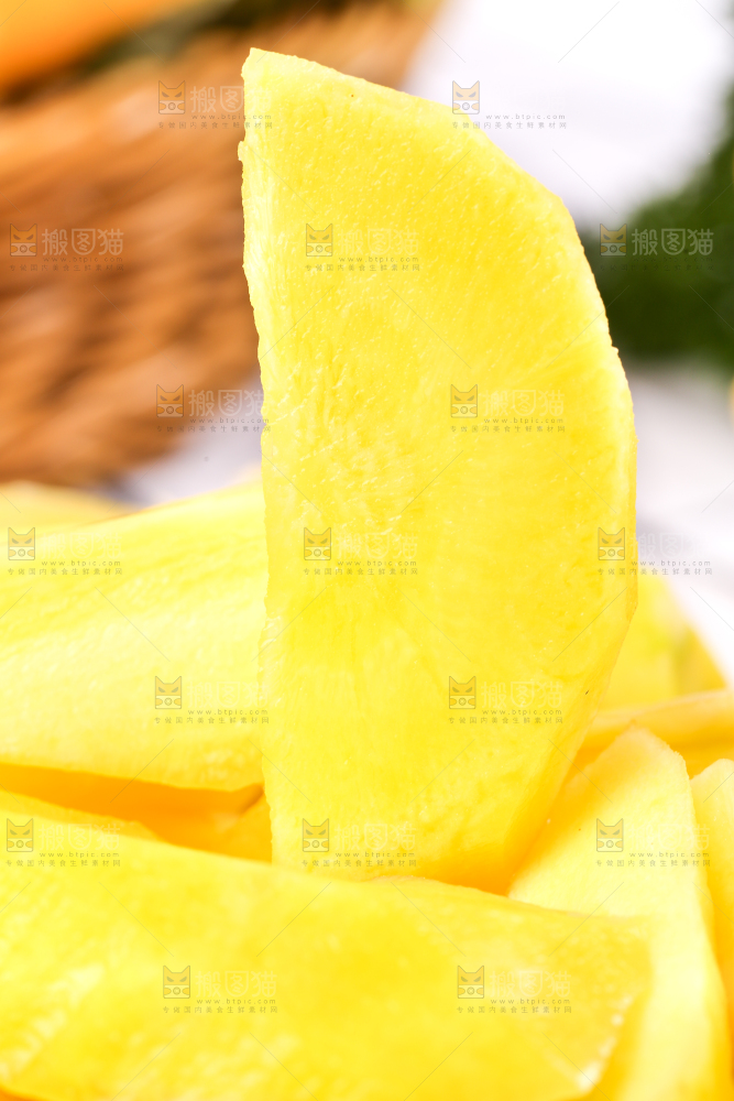木板上的新鲜胡萝卜