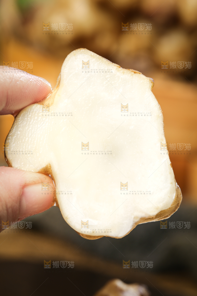 手里拿着地姜
