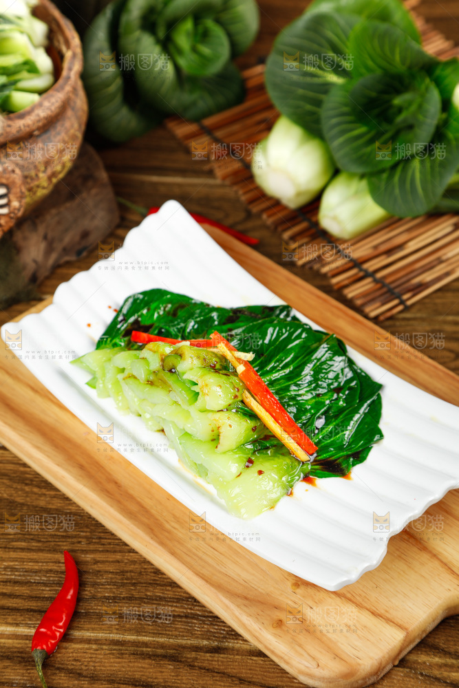盘子里装着炒青菜