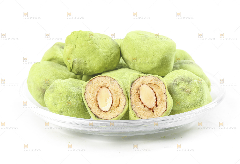 一碟抹茶味奶枣放在白底上