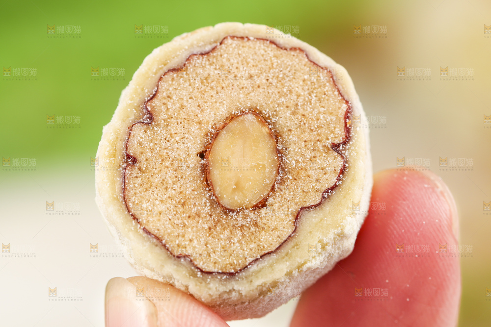 手拿切开的奶枣
