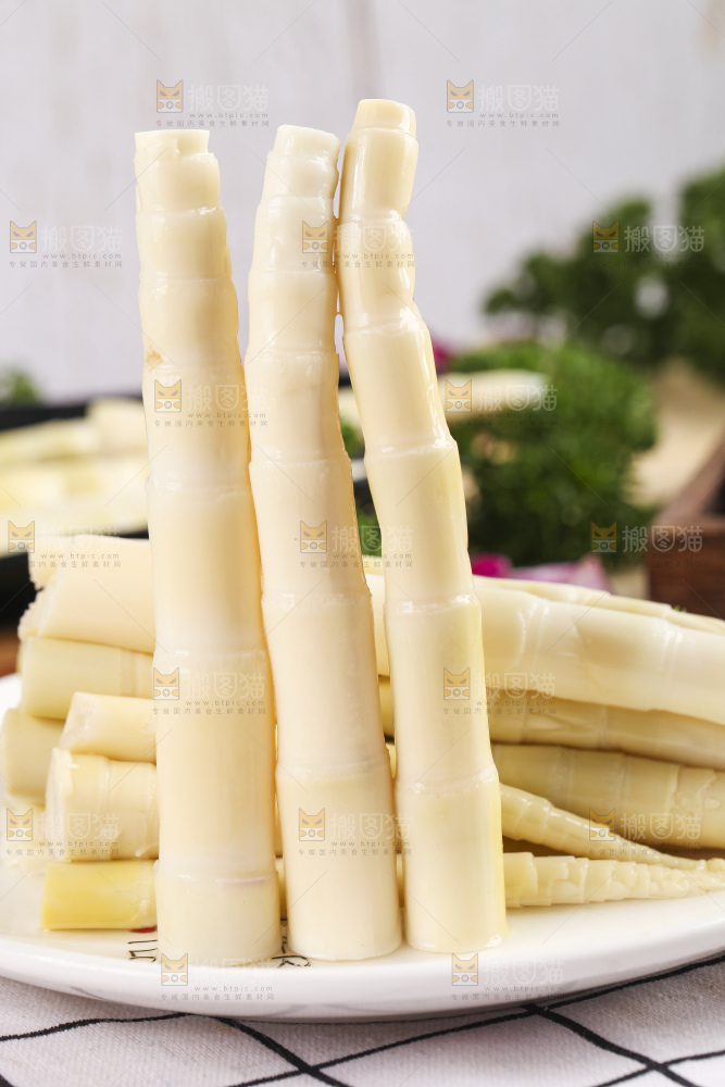 盘子里放着泡笋