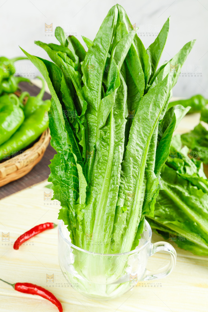 木板上的米香油麦菜