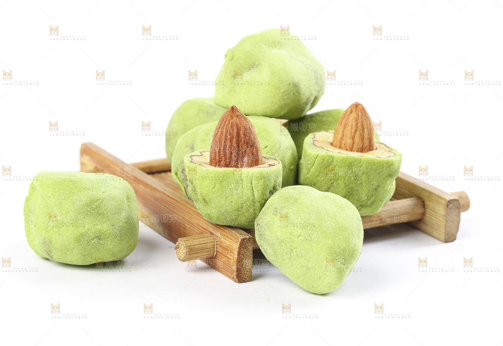 白底上放着一盘抹茶味奶枣