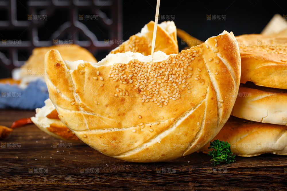 木板上放着芝麻烧饼