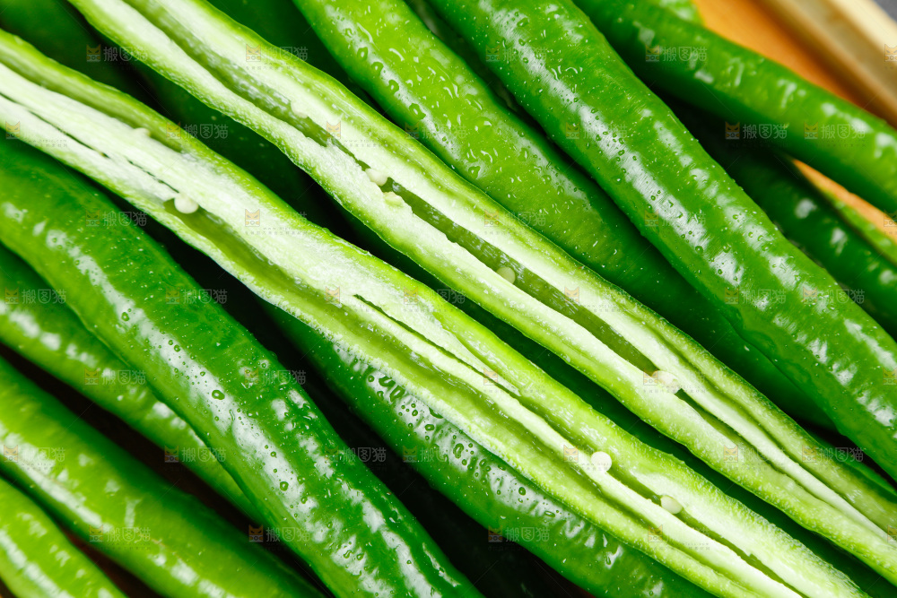 盘子里放着线椒