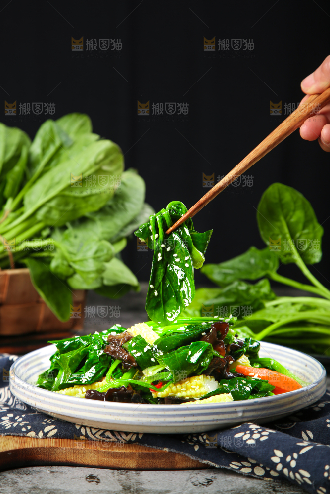 盘子里装着炒菠菜
