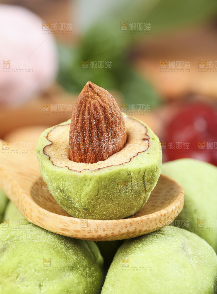 勺子里切开的抹茶味奶枣