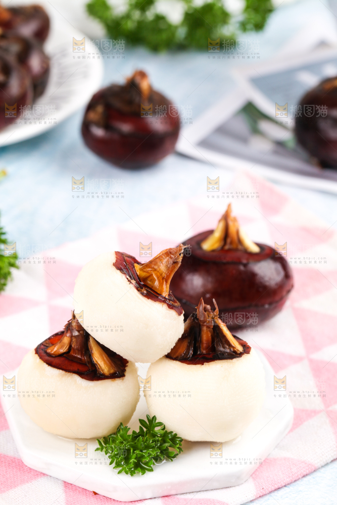 彩底上放着红马蹄