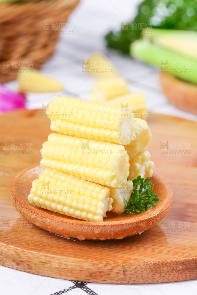 木板上放着水果玉米笋