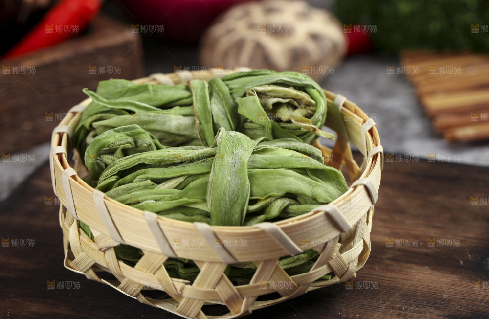 篮子里的干苔菜