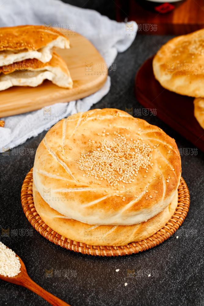 黑石板上的手工烧饼