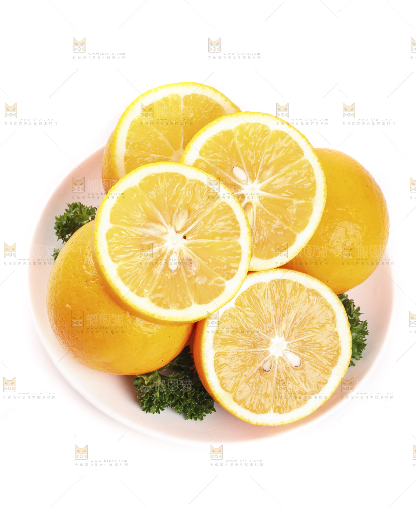 盘子里装着黄柠檬