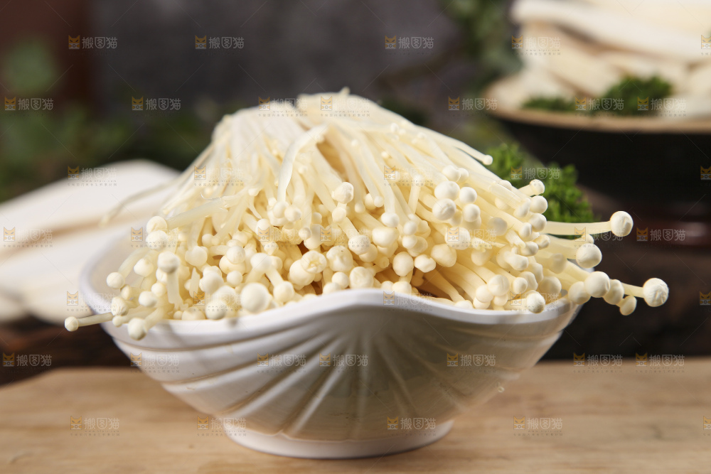盘子里装着金针菇