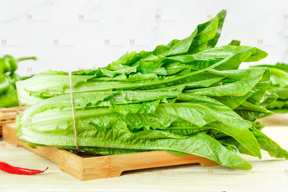 木板上的米香油麦菜