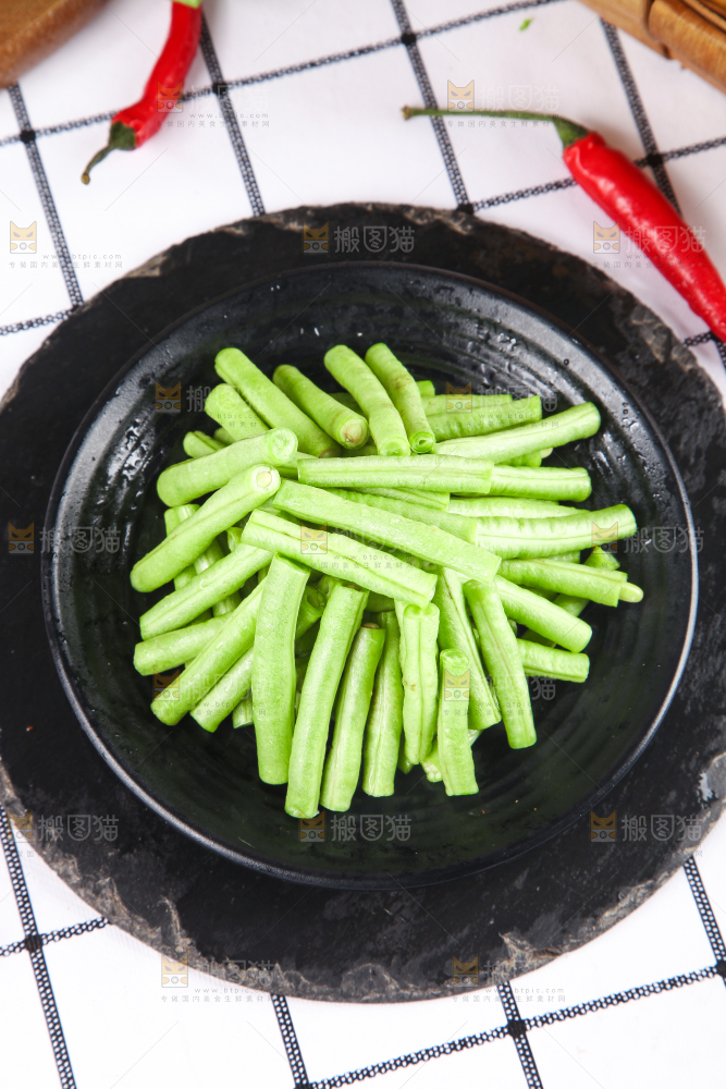 盘子里装着豇豆角